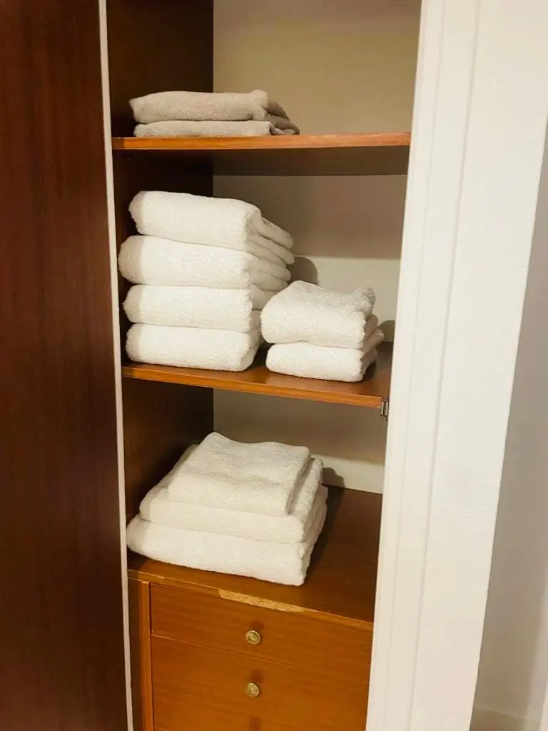Wardrobe shelves with towels and household linen at San Blas Stay Alicante