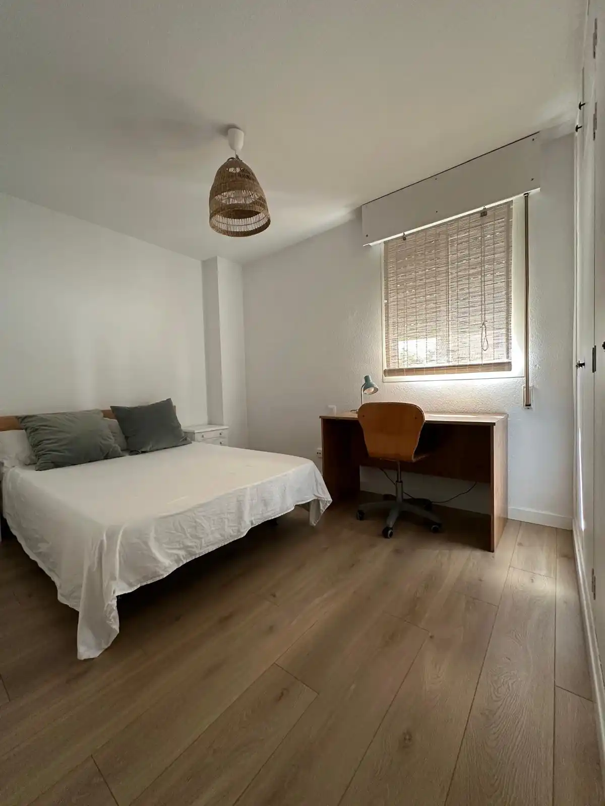 Bedroom with 135 cm bed