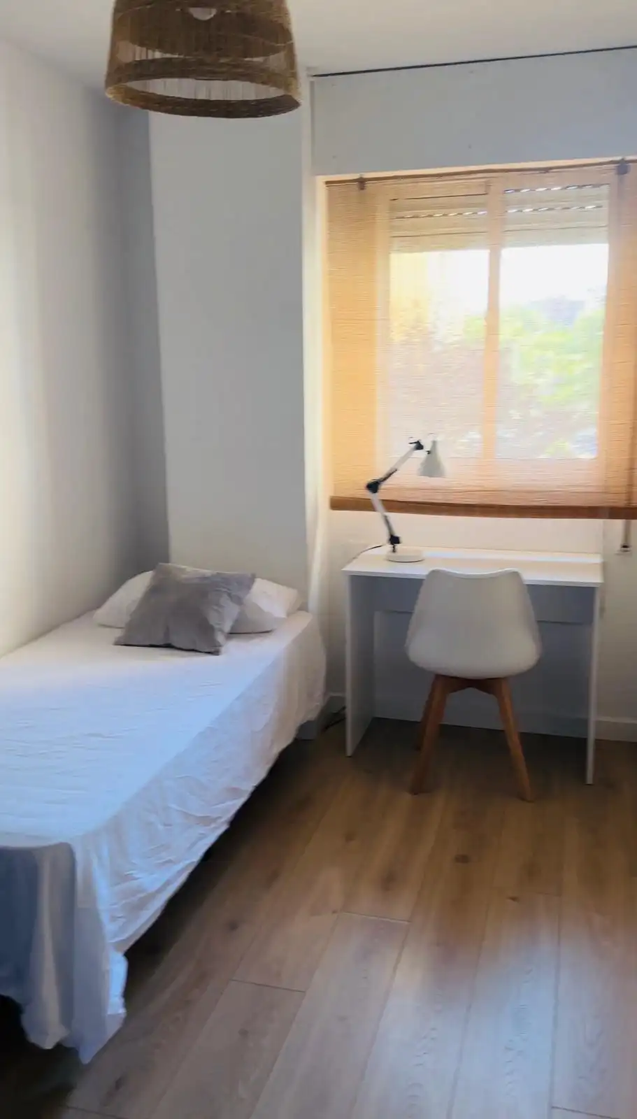 Bedroom with 90 cm bed